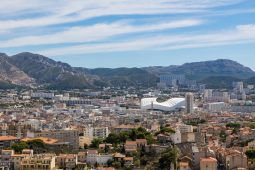 vue panoramique sur la ville de marseille et le stade de foot vélodrome