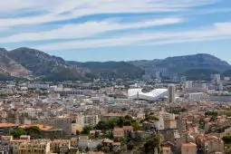 vue panoramique sur la ville de marseille et le stade de foot vélodrome