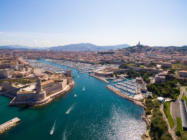 Luchtfoto van de oude haven van Marseille, het Mucem in het zuiden van Frankrijk