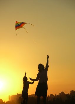 cerf volent kite_mother_family_sky_happy_flying_playful_female-493023-jpgd