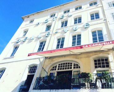 <!-- wp:heading {"level":1} -->
<h1 class="wp-block-heading">L’Hôtel Belle‑Vue est bien plus qu’un hébergement : c’est un lieu où chaque détail — architecture, mobilier, couleurs, textile, éclairage — est pensé pour raconter une histoire et créer une expérience immersive.</h1>
<!-- /wp:heading -->

<!-- wp:heading -->
<h2 class="wp-block-heading"><strong>Ambiance & confort : un cocon cosy face au Vieux‑Port</strong></h2>
<!-- /wp:heading -->

<!-- wp:paragraph -->
<p>L’Hôtel Belle‑Vue conjugue charme authentique et confort moderne. Chaque chambre offre une vue imprenable sur le Vieux‑Port et la basilique Notre‑Dame de la Garde. La décoration privilégie des tons doux, bois chaleureux et textiles confortables, créant une atmosphère intime et apaisante.</p>
<!-- /wp:paragraph -->

<!-- wp:paragraph -->
<p>Les chambres sont pensées comme un refuge cosy, où la literie haut de gamme, le <a href="https://hotelbellevuemarseille.com/blog/lhotel-bellevue-des-chaises-baumann-pour-une-deco-vintage/" target="_blank" rel="noopener" title="mobilier">mobilier</a> soigneusement choisi et les éclairages doux garantissent détente et bien-être. Les touches décoratives — lampes design, coussins, œuvres murales — ajoutent personnalité et caractère à chaque espace.</p>
<!-- /wp:paragraph -->

<!-- wp:paragraph -->
<p>Objectif : créer un équilibre entre modernité et ambiance méditerranéenne, où confort et esthétisme se rejoignent.</p>
<!-- /wp:paragraph -->

<!-- wp:heading -->
<h2 class="wp-block-heading"><strong>Identité marseillaise & patrimoine : histoire et modernité</strong></h2>
<!-- /wp:heading -->

<!-- wp:paragraph -->
<p>L’Hôtel Belle‑Vue s’inscrit dans le patrimoine marseillais : façades anciennes, escalier en fer forgé et grandes fenêtres typiques du port. La décoration moderne dialogue avec cet héritage, créant une harmonie entre authenticité et confort contemporain.</p>
<!-- /wp:paragraph -->

<!-- wp:paragraph -->
<p>L’hôtel valorise également la durabilité et l’écologie, avec un label Clé Verte et une attention aux matériaux utilisés. Bois naturel, lumière naturelle et mobilier durable reflètent cette démarche, en accord avec une décoration méditerranéenne, chaleureuse et respectueuse de l’environnement.</p>
<!-- /wp:paragraph -->

<!-- wp:paragraph -->
<p>Objectif : raconter l’histoire de Marseille tout en offrant une expérience moderne, confortable et responsable.</p>
<!-- /wp:paragraph -->

<!-- wp:heading -->
<h2 class="wp-block-heading"><strong>Décor & expérience client : immersion dans Marseille</strong></h2>
<!-- /wp:heading -->

<!-- wp:paragraph -->
<p>La décoration s’étend aux espaces communs : restaurant, bar et terrasse participent à l’expérience globale du visiteur. <a href="https://www.lacaravelle-marseille.com" target="_blank" rel="noopener" title="La Caravelle">La Caravelle</a>, restaurant intégré à l’hôtel, mêle gastronomie méditerranéenne, convivialité et ambiance musicale, tandis que la terrasse met en valeur le panorama sur le port.</p>
<!-- /wp:paragraph -->

<!-- wp:paragraph -->
<p>Les chambres et espaces communs sont également enrichis par des œuvres d’artistes locaux et du mobilier unique, qui prolongent l’univers marseillais jusque dans chaque détail. L’expérience client devient alors une immersion dans la culture et l’identité locale, au-delà du simple hébergement.</p>
<!-- /wp:paragraph -->

<!-- wp:paragraph -->
<p>Objectif : transformer chaque séjour en expérience sensorielle, esthétique et culturelle.</p>
<!-- /wp:paragraph -->

<!-- wp:heading -->
<h2 class="wp-block-heading"><strong>Design & rénovation : artisanat, matériaux et style contemporain</strong></h2>
<!-- /wp:heading -->

<!-- wp:paragraph -->
<p>La rénovation a permis de marier tradition et modernité. L’Hôtel Belle‑Vue conserve des éléments architecturaux historiques tout en intégrant un mobilier fonctionnel et élégant. L’Atelier Calix, dirigé par Alice Courcoux, a conçu des pièces sur mesure comme les têtes de lit en chêne massif, apportant unicité et authenticité aux chambres.</p>
<!-- /wp:paragraph -->

<!-- wp:paragraph -->
<p>Le design repose sur :</p>
<!-- /wp:paragraph -->

<!-- wp:list -->
<ul class="wp-block-list"><!-- wp:list-item -->
<li>Matériaux naturels : bois massif, métal discret, textiles nobles.</li>
<!-- /wp:list-item -->

<!-- wp:list-item -->
<li>Palette de couleurs méditerranéenne : tons sable, blanc cassé, touches de bleu ou vert.</li>
<!-- /wp:list-item -->

<!-- wp:list-item -->
<li>Influences locales et internationales : lignes épurées et mobilier contemporain s’associent à l’artisanat et à la culture marseillaise.</li>
<!-- /wp:list-item --></ul>
<!-- /wp:list -->

<!-- wp:paragraph -->
<p>Chaque espace est pensé pour maximiser confort, esthétique et praticité, de la chambre à la terrasse en passant par le restaurant. L’ensemble crée une cohérence visuelle et sensorielle, renforçant l’identité unique de l’hôtel.</p>
<!-- /wp:paragraph -->

<!-- wp:paragraph -->
<p>Objectif : proposer une décoration harmonieuse, durable, authentique et contemporaine, en parfaite adéquation avec l’histoire et l’ambiance marseillaise.</p>
<!-- /wp:paragraph --> Hôtel écologique Belle-Vue vieux-port Marseille Hôtel BelleVue à Marseille, Décoration, design et expérience