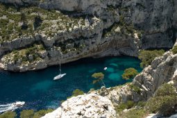 bateau voilier sortant en mer des calanques de marseille