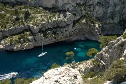 bateau voilier sortant en mer des calanques de marseille