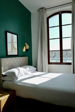 une chambre du cosy hôtel écologique Belle-vue sur le vieux port de marseille France
