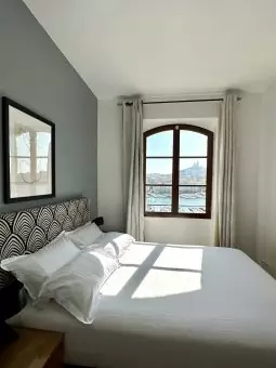 una habitación en el acogedor hotel ecológico Belle-vue en el antiguo puerto de Marsella Francia