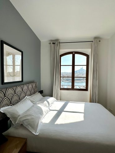 a room in the cozy ecological hotel Belle-vue on the old port of Marseille France - Ecological hotel Belle-Vue old port Marseille The Hotel Bellevue is ideally located in Marseille's Old Port, offering its guests breathtaking views of the port's daily activity and the boats coming and going. Staying at this hotel means experiencing the city's vibrant rhythm while enjoying the peace and comfort of a charming establishment. The bright and tastefully decoratedrooms allow guests to enjoy the Mediterranean light and exceptional views of the port. Every morning, the sunrise transforms the Old Port into a living painting, offering a unique experience for visitors. By choosing the Hotel Bellevue, you combine Marseilles authenticity and modern comfort for a memorable stay, whether for business, vacation or a romantic weekend. Eco-friendly hotel Belle-Vue Old Port Marseille Hotel Bellevue Marseille – Sleep with a view of the Old Port