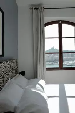 une chambre du cosy hôtel écologique Belle-vue sur le vieux port de marseille France