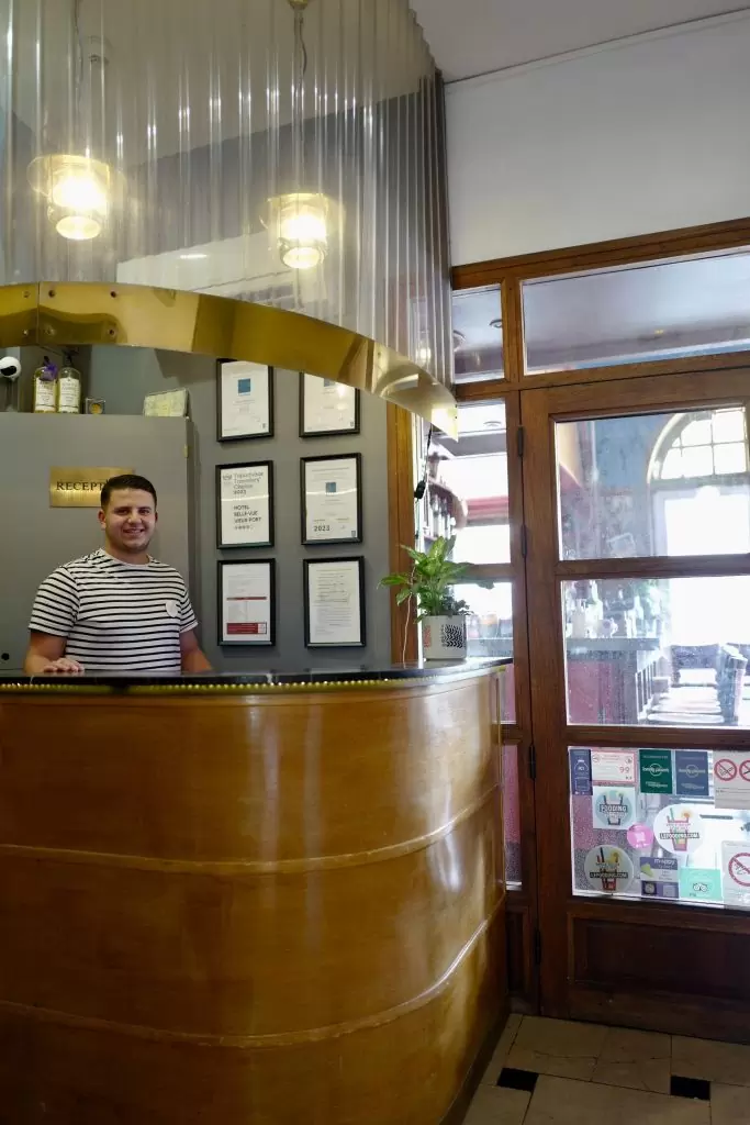 Recepcionista do Hotel Bellevue Marseille