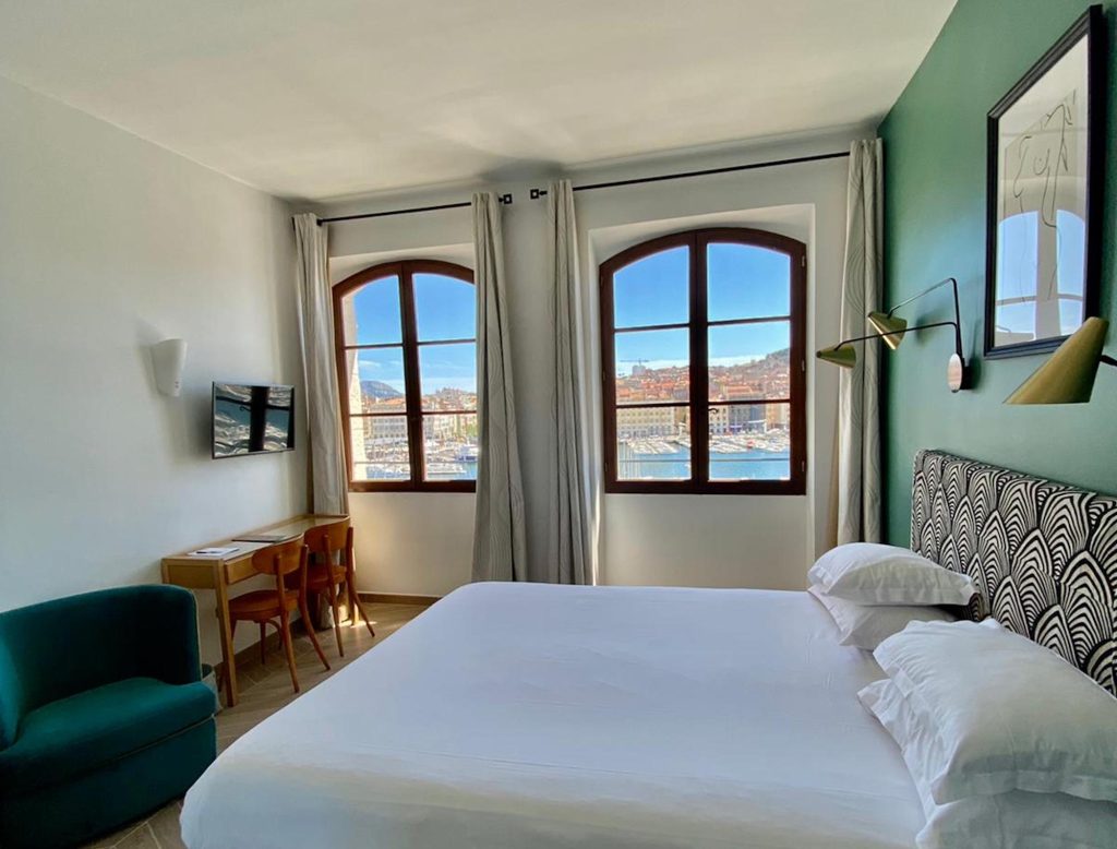 une chambre du cosy hôtel écologique Belle-vue sur le vieux port de marseille France