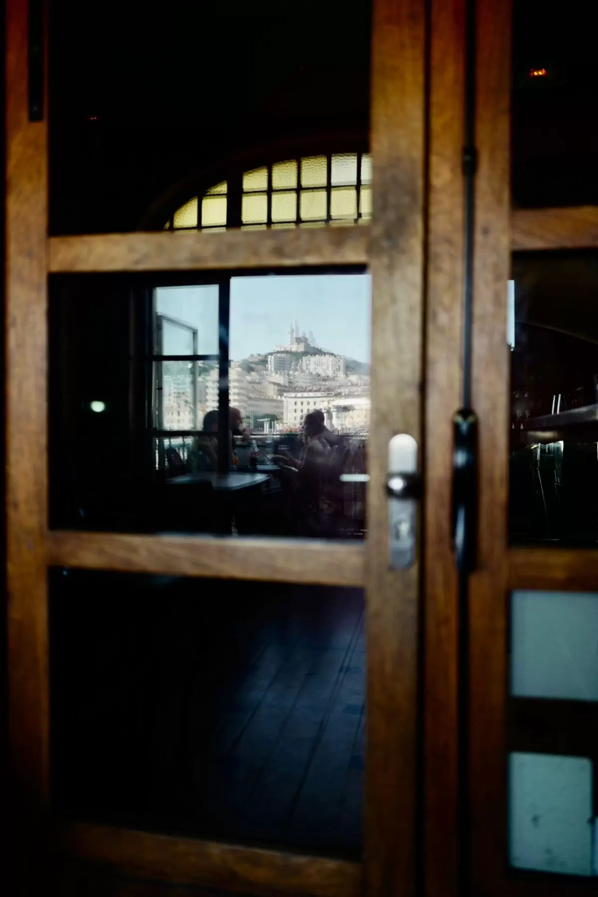 fotomaniak-shooting-hotel-bar-marseille-porte-entree