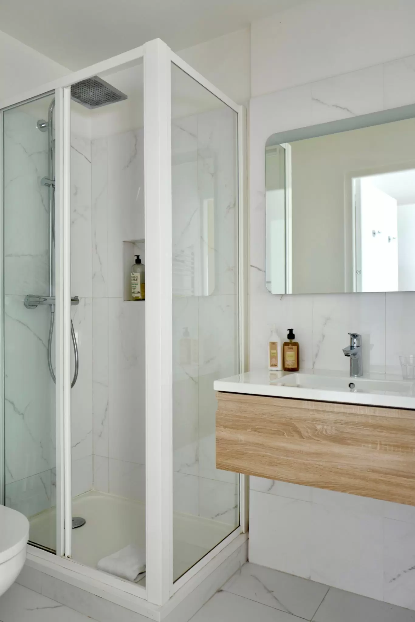 Un bagno in una classica camera doppia/matrimoniale dell'accogliente eco-hotel Belle-vue sul vecchio porto di Marsiglia Francia