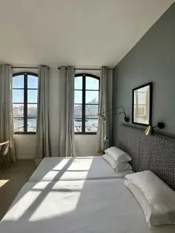 La chambre double twin supérieure du cosy hotel de charme écologique Belle-vue sur le vieux port de marseille France
