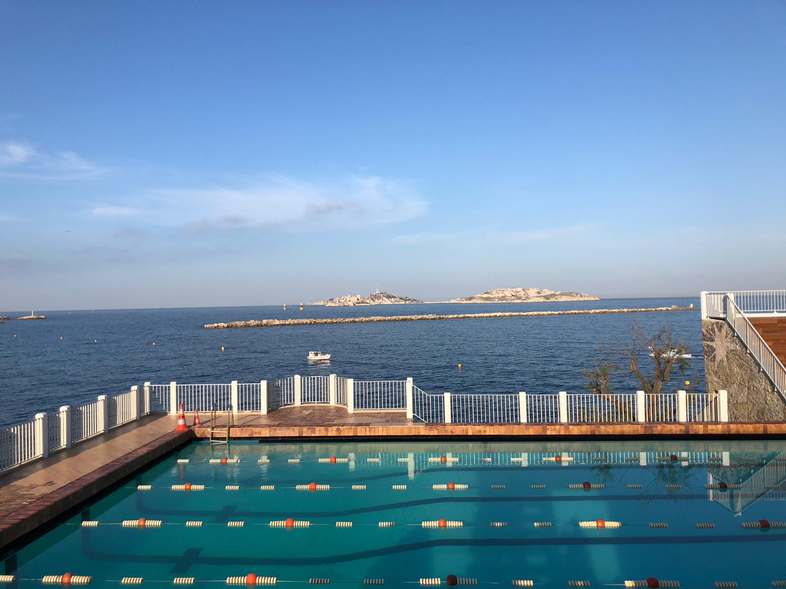 De zwemclub van Marseille kijkt uit over de Middellandse Zee.
