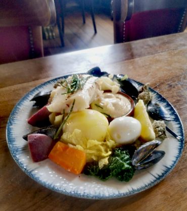 <!-- wp:paragraph -->
<p><strong>Si la Provence avait un plat totem, ce serait sans hésiter l’aïoli. Une assiette généreuse, un mélange de saveurs franches et un moment de convivialité pure… L’aïoli, c’est bien plus qu’une recette, c’est une institution !</strong></p>
<!-- /wp:paragraph -->

<!-- wp:heading -->
<h2 class="wp-block-heading">Une Sauce, une Signature</h2>
<!-- /wp:heading -->

<!-- wp:paragraph -->
<p>Tout commence par la sauce. Simple en apparence, elle repose sur un équilibre subtil entre l’ail et l’huile d’olive. Émulsionner l’ensemble jusqu’à obtenir une texture crémeuse et aérienne relève presque de la magie (ou du coup de main de mamie). C’est ce petit miracle qui donne son nom au plat et qui fait toute la diDérence.</p>
<!-- /wp:paragraph -->

<!-- wp:heading -->
<h2 class="wp-block-heading">Un Festin en Toute Simplicité</h2>
<!-- /wp:heading -->

<!-- wp:paragraph -->
<p>L’aïoli, c’est aussi un assortiment qui sent bon la Méditerranée : du <a href="https://hotelbellevuemarseille.com/blog/de-la-mer-a-lassiette-sans-detours/" target="_blank" rel="noopener" title="cabillaud">cabillaud</a> bien tendre, des légumes de saison cuits juste ce qu’il faut, des escargots pour certains, et bien sûr, des œufs durs et des pommes de terre qui viennent compléter l’ensemble. Le tout servi généreusement avec la fameuse sauce pour une explosion de saveurs iodées et ensoleillées.</p>
<!-- /wp:paragraph -->

<!-- wp:heading -->
<h2 class="wp-block-heading">Un Rituel Provençal</h2>
<!-- /wp:heading -->

<!-- wp:paragraph -->
<p>On ne déguste pas un aïoli à la va-vite. Non, ici, on prend le temps. C’est un plat de partage, de discussions animées autour d’un bon verre de blanc bien frais. Une tradition qui fleure bon le Sud, où chaque bouchée raconte un bout d’histoire locale.</p>
<!-- /wp:paragraph -->

<!-- wp:heading -->
<h2 class="wp-block-heading">L’Aïoli Incontournable de La Caravelle</h2>
<!-- /wp:heading -->

<!-- wp:paragraph -->
<p>Et si vous cherchez le meilleur aïoli de Marseille, ne cherchez pas plus loin : c’est à <a href="https://www.lacaravelle-marseille.com/la-carte-du-restaurant/" target="_blank" rel="noopener" title="La Caravelle">La Caravelle</a> que ça se passe. Préparée avec amour et servie dans un cadre unique face au Vieux-Port, elle vous promet un moment gourmand et authentique, comme on les aime.</p>
<!-- /wp:paragraph -->

<!-- wp:paragraph -->
<p><strong>Réservez votre table pour découvrir ce plat signature ou rendez-vous directement au 34 Quai Du Port !</strong></p>
<!-- /wp:paragraph --> Hôtel écologique Belle-Vue vieux-port Marseille L'Aïoli Provençale : Plus qu’un Plat, un Art - La Caravelle