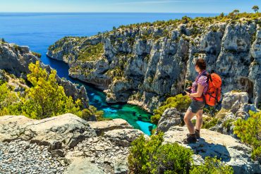 <!-- wp:heading {"level":3} -->
<h3 class="wp-block-heading">Entre mer et falaises calcaires, le Parc National des Calanques est un véritable <a href="https://www.lacaravelle-marseille.com/decouvrons-la-biodiversite-de-la-nature-tout-en-douceur/" target="_blank" rel="noopener" title="bijou naturel">bijou naturel</a>. Que vous soyez amateur de balades tranquilles ou randonneur aguerri, il y a forcément un sentier fait pour vous. Voici une sélection des plus belles randonnées à faire dans les calanques de Marseille.</h3>
<!-- /wp:heading -->

<!-- wp:heading -->
<h2 class="wp-block-heading">La calanque de Sormiou : la plus accessible</h2>
<!-- /wp:heading -->

<!-- wp:paragraph -->
<p>Si vous cherchez une randonnée accessible sans trop d’e6orts, la calanque de Sormiou est parfaite. En une trentaine de minutes depuis le parking du col de Sormiou, vous atteignez cette merveille aux eaux turquoise. Idéal pour une sortie en famille, avec possibilité de baignade à l’arrivée.</p>
<!-- /wp:paragraph -->

<!-- wp:paragraph -->
<p>Distance : 3 km aller-retour</p>
<!-- /wp:paragraph -->

<!-- wp:paragraph -->
<p>Durée : 1h30</p>
<!-- /wp:paragraph -->

<!-- wp:paragraph -->
<p>Difficulté : Facile</p>
<!-- /wp:paragraph -->

<!-- wp:heading -->
<h2 class="wp-block-heading">La calanque d’En-Vau : la plus spectaculaire</h2>
<!-- /wp:heading -->

<!-- wp:paragraph -->
<p>C’est sans doute l’une des randonnées les plus mythiques des calanques. Le sentier démarre depuis le col de la Gardiole ou la calanque de Port-Pin, et descend jusqu’à la sublime plage d’En-Vau, entourée de falaises vertigineuses. Préparez-vous à une montée sportive au retour !</p>
<!-- /wp:paragraph -->

<!-- wp:paragraph -->
<p>Distance : 6 km aller-retour</p>
<!-- /wp:paragraph -->

<!-- wp:paragraph -->
<p>Durée : 3h</p>
<!-- /wp:paragraph -->

<!-- wp:paragraph -->
<p>Difficulté : Moyenne à difficile</p>
<!-- /wp:paragraph -->

<!-- wp:heading -->
<h2 class="wp-block-heading">La calanque de Morgiou : entre histoire et panorama</h2>
<!-- /wp:heading -->

<!-- wp:paragraph -->
<p>La randonnée vers Morgiou o6re un mélange parfait entre e6ort et découverte. En partant du parking de Luminy, le sentier traverse une végétation méditerranéenne typique avant d’arriver au charmant petit port de Morgiou. En chemin, ne manquez pas le point de vue sur la célèbre grotte Cosquer (fermée au public) et les eaux cristallines de la calanque.</p>
<!-- /wp:paragraph -->

<!-- wp:paragraph -->
<p>Distance : 7 km aller-retour</p>
<!-- /wp:paragraph -->

<!-- wp:paragraph -->
<p>Durée : 3h30</p>
<!-- /wp:paragraph -->

<!-- wp:paragraph -->
<p>Difficulté : Moyenne</p>
<!-- /wp:paragraph -->

<!-- wp:heading -->
<h2 class="wp-block-heading">Le belvédère de Sugiton : la meilleure vue panoramique</h2>
<!-- /wp:heading -->

<!-- wp:paragraph -->
<p>Si vous voulez une vue à couper le sou6le sans trop de difficulté, direction le belvédère de Sugiton. Depuis Luminy, une large piste monte progressivement jusqu’au point de vue, o6rant un panorama exceptionnel sur les calanques de Sugiton et Morgiou. Une randonnée idéale au coucher du soleil !</p>
<!-- /wp:paragraph -->

<!-- wp:paragraph -->
<p>Distance : 5 km aller-retour</p>
<!-- /wp:paragraph -->

<!-- wp:paragraph -->
<p>Durée : 2h</p>
<!-- /wp:paragraph -->

<!-- wp:paragraph -->
<p>Difficulté : Facile à moyenne</p>
<!-- /wp:paragraph -->

<!-- wp:heading -->
<h2 class="wp-block-heading">La grande traversée des calanques : pour les aventuriers</h2>
<!-- /wp:heading -->

<!-- wp:paragraph -->
<p>Pour les plus sportifs, la grande traversée des calanques relie Marseille à Cassis en passant par toutes les plus belles criques et falaises du parc. C’est une randonnée exigeante, avec des passages techniques, mais qui o6re une immersion totale dans ce joyau naturel.</p>
<!-- /wp:paragraph -->

<!-- wp:paragraph -->
<p>Distance : Environ 25 km</p>
<!-- /wp:paragraph -->

<!-- wp:paragraph -->
<p>Durée : 8 à 10h (prévoir une nuit en bivouac si nécessaire)</p>
<!-- /wp:paragraph -->

<!-- wp:paragraph -->
<p>Difficulté : Difficile</p>
<!-- /wp:paragraph -->

<!-- wp:heading -->
<h2 class="wp-block-heading">Quelques conseils avant de partir :</h2>
<!-- /wp:heading -->

<!-- wp:paragraph -->
<p>Équipez-vous bien : Chaussures de randonnée obligatoires, eau en quantité suffisante, chapeau et crème solaire.</p>
<!-- /wp:paragraph -->

<!-- wp:paragraph -->
<p>Vérifiez les conditions d’accès : En été, l’accès aux calanques est souvent réglementé en raison des risques d’incendie.</p>
<!-- /wp:paragraph -->

<!-- wp:paragraph -->
<p>Respectez la nature : Pas de déchets laissés sur place, et <a href="https://hotelbellevuemarseille.com/profitons-dun-littoral-exceptionnel-tout-en-le-preservant/" target="_blank" rel="noopener" title="attention à la faune et la flore protégées">attention à la faune et la flore protégées</a>.</p>
<!-- /wp:paragraph -->

<!-- wp:paragraph -->
<p><strong>Que vous soyez en quête d’un sentier facile ou d’une grande aventure, les calanques de Marseille offrent des randonnées pour tous les niveaux. Préparez votre sac à dos et partez à la découverte de ces paysages exceptionnels !</strong></p>
<!-- /wp:paragraph --> Hôtel écologique Belle-Vue vieux-port Marseille Randonnées dans les calanques de Marseille