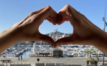 <!-- wp:paragraph -->
<p>Être dans un hôtel engagé, c’est bien — y participer en tant qu’invité, c’est encore mieux. À l’Hôtel Belle‑Vue, l’équipe encourage les voyageurs à devenir acteurs d’un séjour plus durable. Voici comment vous pouvez les aider, sans effort, ni contraintes.</p>
<!-- /wp:paragraph -->

<!-- wp:heading -->
<h2 class="wp-block-heading"><strong>Modérer votre consommation d’eau & d’énergie</strong></h2>
<!-- /wp:heading -->

<!-- wp:list -->
<ul class="wp-block-list"><!-- wp:list-item -->
<li>Si vous n’avez pas besoin de changer vos serviettes ou draps, signalez‑le : cela permet d’économiser de l’eau potable (jusqu’à 6 litres par serviette non lavée) et de l’énergie. &nbsp;</li>
<!-- /wp:list-item -->

<!-- wp:list-item -->
<li>Pensez à couper la climatisation, la lumière, la télévision en quittant la chambre — un geste simple mais efficace pour réduire l’empreinte énergétique. &nbsp;</li>
<!-- /wp:list-item --></ul>
<!-- /wp:list -->

<!-- wp:heading -->
<h2 class="wp-block-heading"><strong>Trier vos déchets & éviter les plastiques à usage unique</strong></h2>
<!-- /wp:heading -->

<!-- wp:paragraph -->
<p>L’hôtel met à disposition des bacs de tri ; profitez‑en pour séparer vos déchets. Les petits gestes comptent — et participent à la qualité de l’environnement local.&nbsp;</p>
<!-- /wp:paragraph -->

<!-- wp:paragraph -->
<p>Au petit déjeuner ou pour vos produits d’hygiène, évitez les emballages individuels quand cela est possible — l’hôtel a choisi de s’en passer, et vous peut‑être aussi.&nbsp;</p>
<!-- /wp:paragraph -->

<!-- wp:heading -->
<h2 class="wp-block-heading"><strong>Choisir des mobilités douces</strong></h2>
<!-- /wp:heading -->

<!-- wp:paragraph -->
<p>Marseille offre de<a href="https://hotelbellevuemarseille.com/blog/en-segway-en-tuk-tuk-ou-en-velo-visiter-marseille-autrement/" target="_blank" rel="noopener" title=" nombreux transports"> nombreux transports</a> en commun, tramways, métros, bus, et des stations de vélos en libre‑service très proches du Vieux‑Port. Profitez‑en pour limiter l’usage de la voiture.&nbsp;</p>
<!-- /wp:paragraph -->

<!-- wp:heading -->
<h2 class="wp-block-heading"><strong>Opter pour des produits locaux et de saison</strong></h2>
<!-- /wp:heading -->

<!-- wp:paragraph -->
<p>Pour vos repas, vos collations ou votre <a href="https://www.lacaravelle-marseille.com/la-carte-du-restaurant/" target="_blank" rel="noopener" title="petit déjeuner">petit déjeuner</a>, privilégiez les commerces locaux ou les produits de saison. À l’Hôtel Belle‑Vue, ces choix sont déjà adoptés — et votre soutien les valorise.&nbsp;</p>
<!-- /wp:paragraph -->

<!-- wp:heading -->
<h2 class="wp-block-heading"><strong>Partager vos retours & sensibiliser</strong></h2>
<!-- /wp:heading -->

<!-- wp:paragraph -->
<p>Un hôtel durable fonctionne aussi grâce à la participation des clients. Si vous repérez un gâchis, un robinet qui coule, ou si vous avez des suggestions — n’hésitez pas à en parler ! L’équipe accueille volontiers vos retours.&nbsp;</p>
<!-- /wp:paragraph -->

<!-- wp:paragraph -->
<p><strong>Voyager responsable ne signifie pas renoncer — ça signifie choisir, avec conscience. À l’Hôtel Belle‑Vue, vos petits gestes pendant le séjour peuvent contribuer à un impact concret sur l’environnement. Ensemble, hôtes et clients — chacun à son échelle — participent à un tourisme plus durable.</strong></p>
<!-- /wp:paragraph --> Hôtel écologique Belle-Vue vieux-port Marseille Vacances écoresponsables à Marseille — Vos bons gestes à Hôtel Belle‑Vue