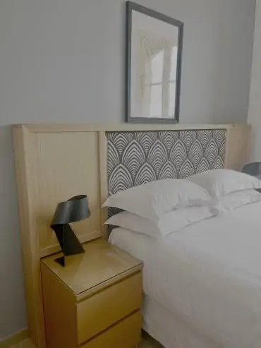 Cabecero de cama diseñado por Alice Courroux de Atelier Calix.