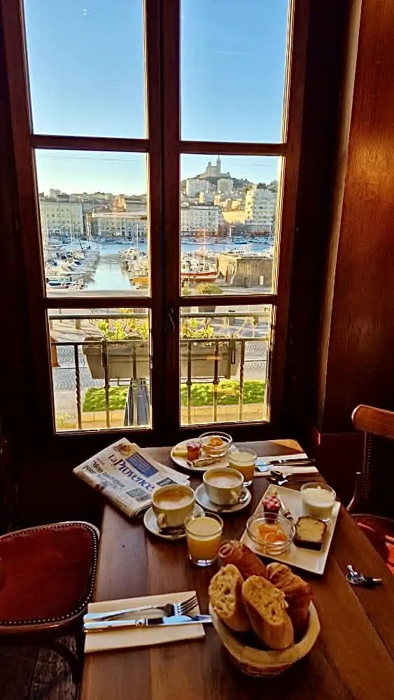 petit dejeuner au bar la caravelle de Hotel Belle Vue sur le vieux-port de Marseille