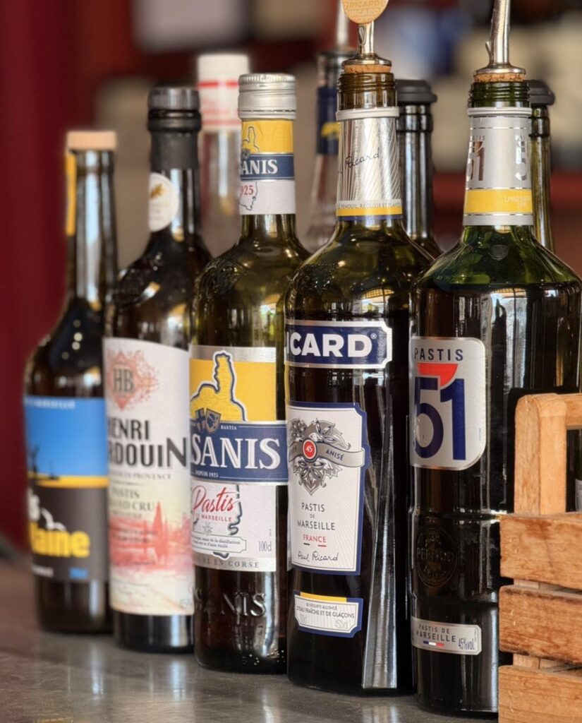 Sélection de pastis de Marseille (Ricard, 51) au bar de l'Hôtel Belle-Vue