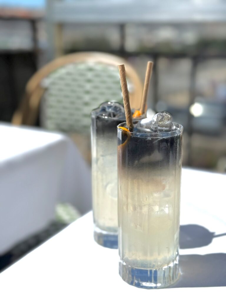 Cocktails en terrasse, bar La Caravelle vue Vieux-Port Marseille