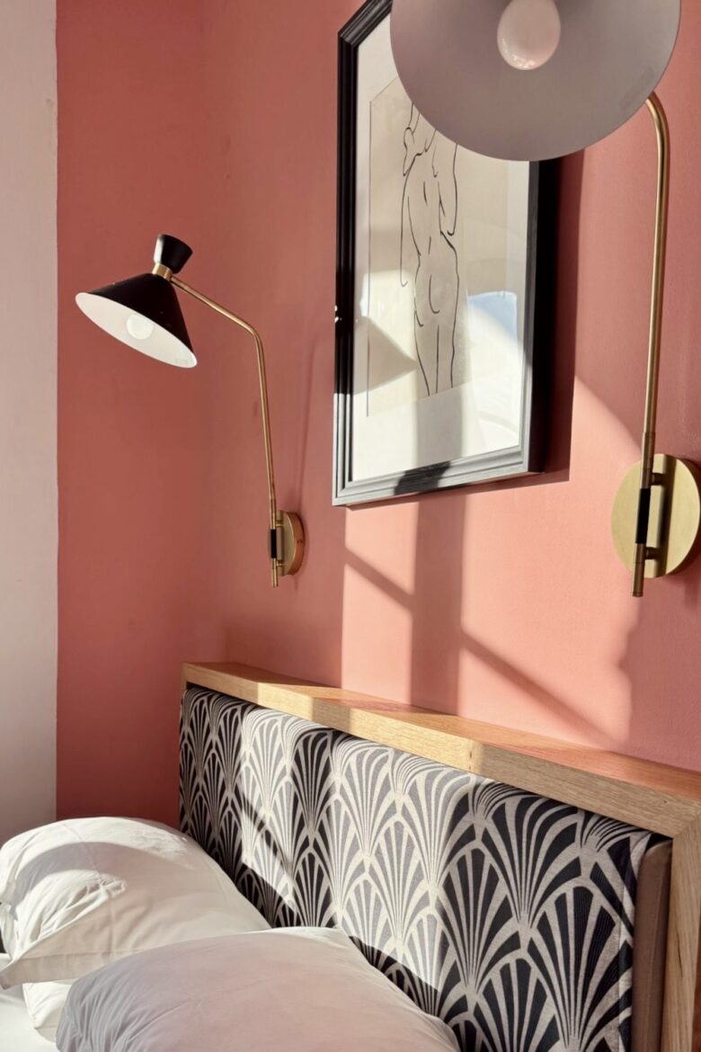 Détail d'une chambre au mur terracotta avec tête de lit Art déco et appliques en laiton, Hôtel Belle-Vue Marseille