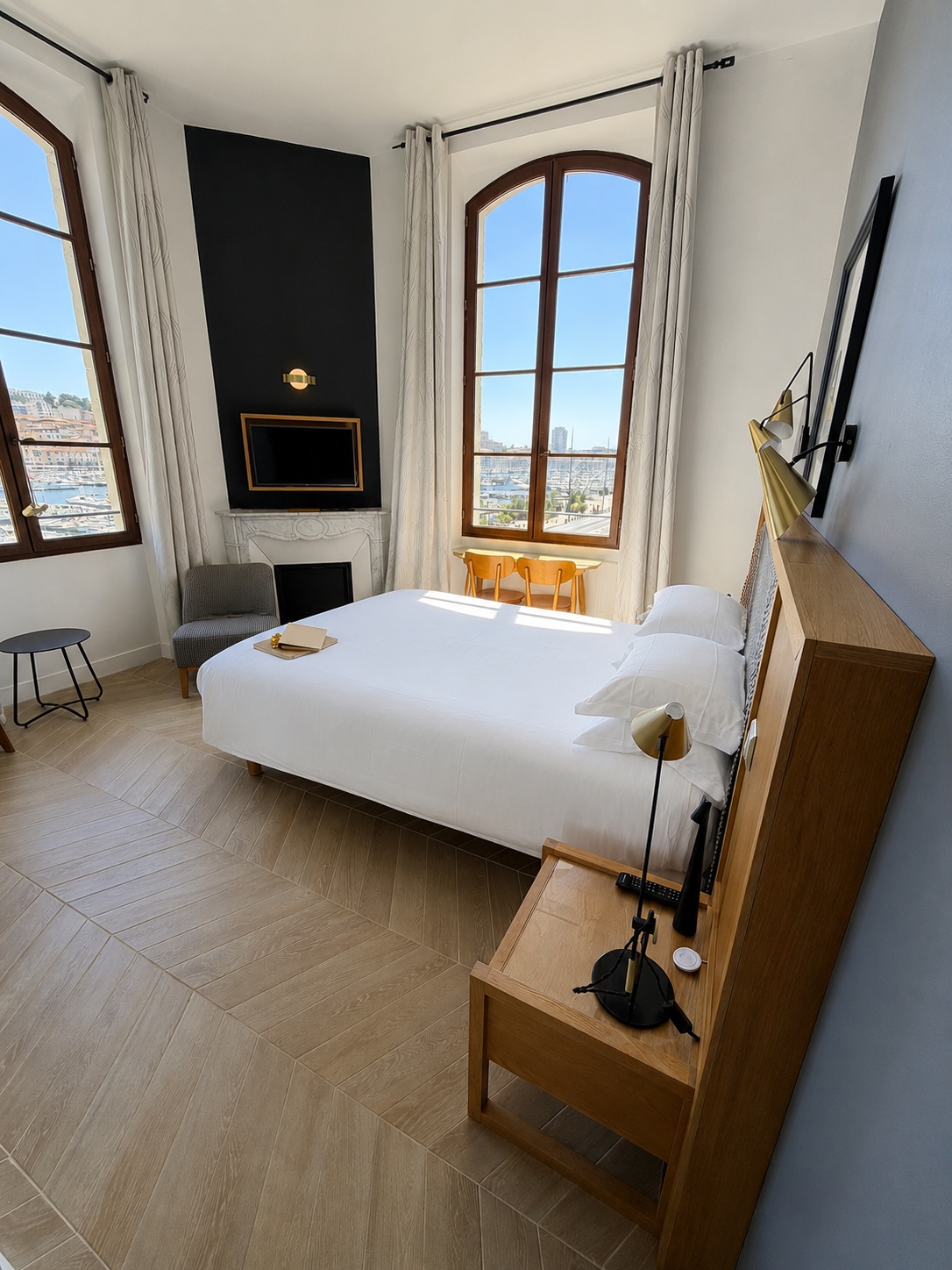 Chambre double avec deux fenêtres cintrées et vue panoramique sur le Vieux-Port, Hôtel Bellevue Marseille