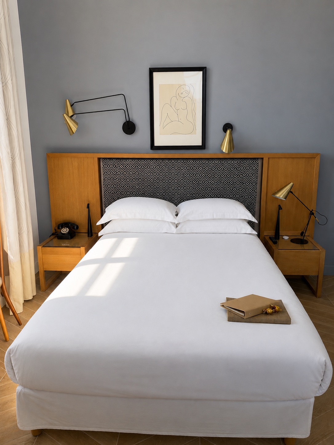 Chambre au mur bleu-gris avec tête de lit Art déco en bois et appliques en laiton, Hôtel Bellevue Marseille