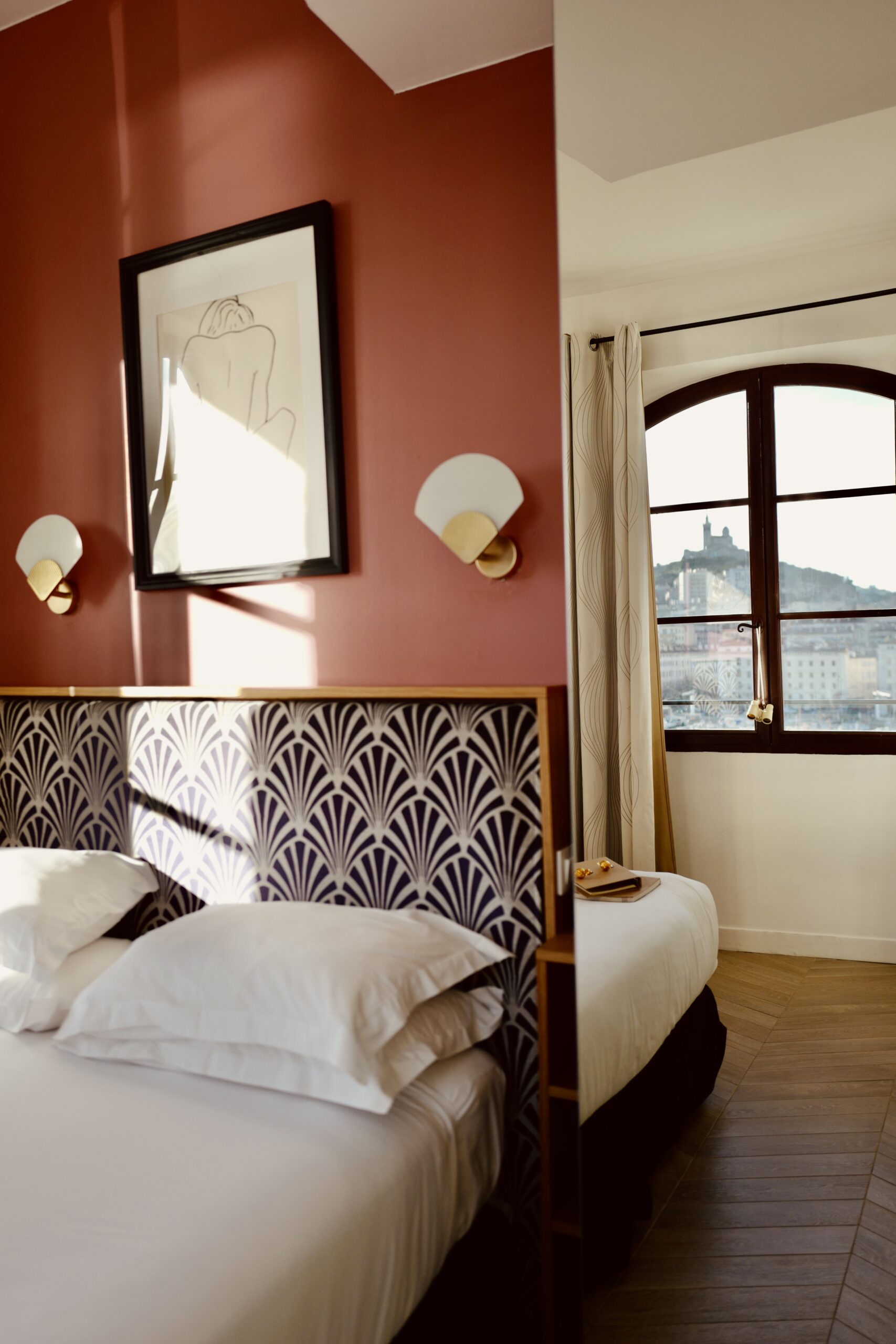 Chambre au mur terracotta avec vue sur Notre-Dame de la Garde, Hôtel Belle-Vue Marseille