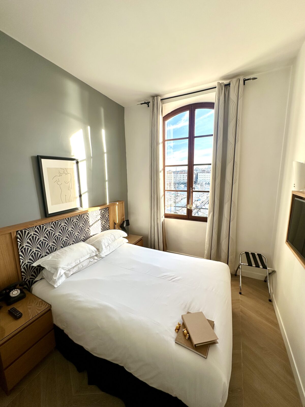 Double room with arched window and view of the Old Port of Marseille, Hotel Belle-Vue