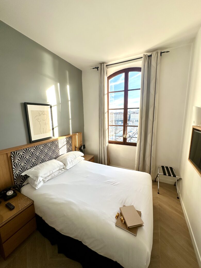 Chambre double avec fenêtre cintrée et vue sur le Vieux-Port de Marseille, Hôtel Belle-Vue