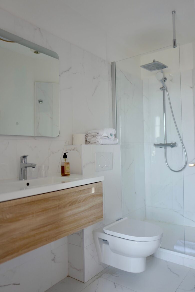 Salle de bain en marbre avec douche et WC suspendu, Hôtel Belle-Vue Marseille