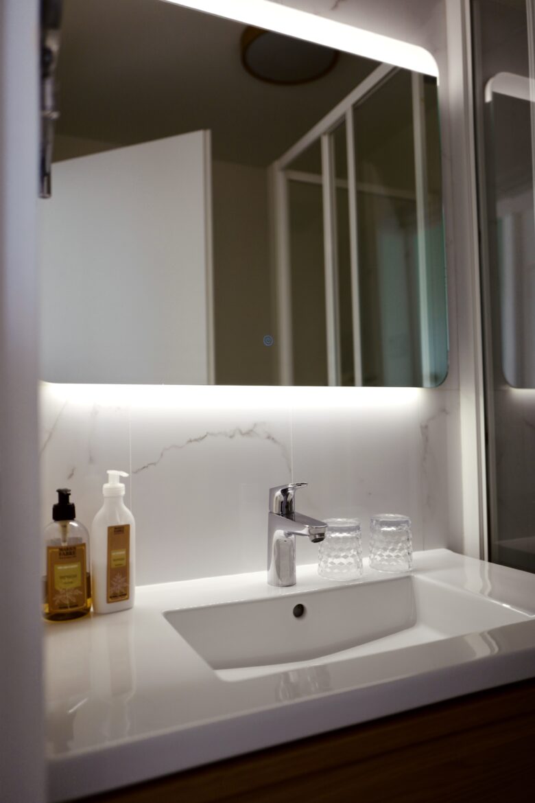 Vasque en marbre avec miroir LED et produits Marius Fabre, salle de bain de l'Hôtel Belle-Vue Marseille