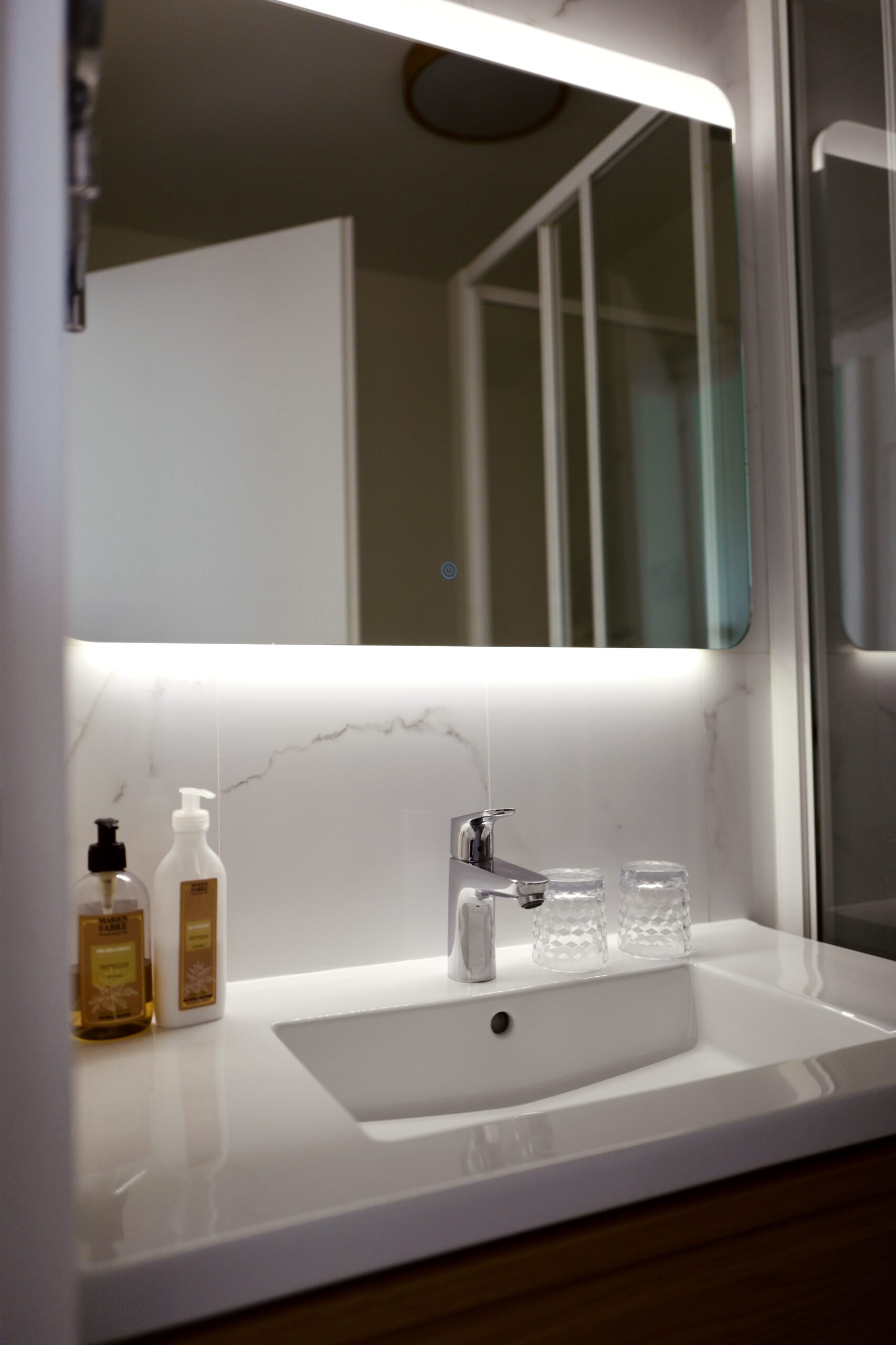 Vasque en marbre avec miroir LED et produits Marius Fabre, salle de bain de l'Hôtel Belle-Vue Marseille