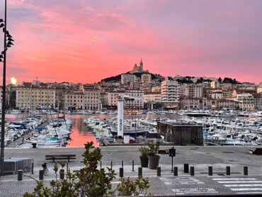 Coucher de soleil rosé sur le Vieux-Port de Marseille et Notre-Dame de la Garde, vue depuis l'Hôtel Belle-Vue